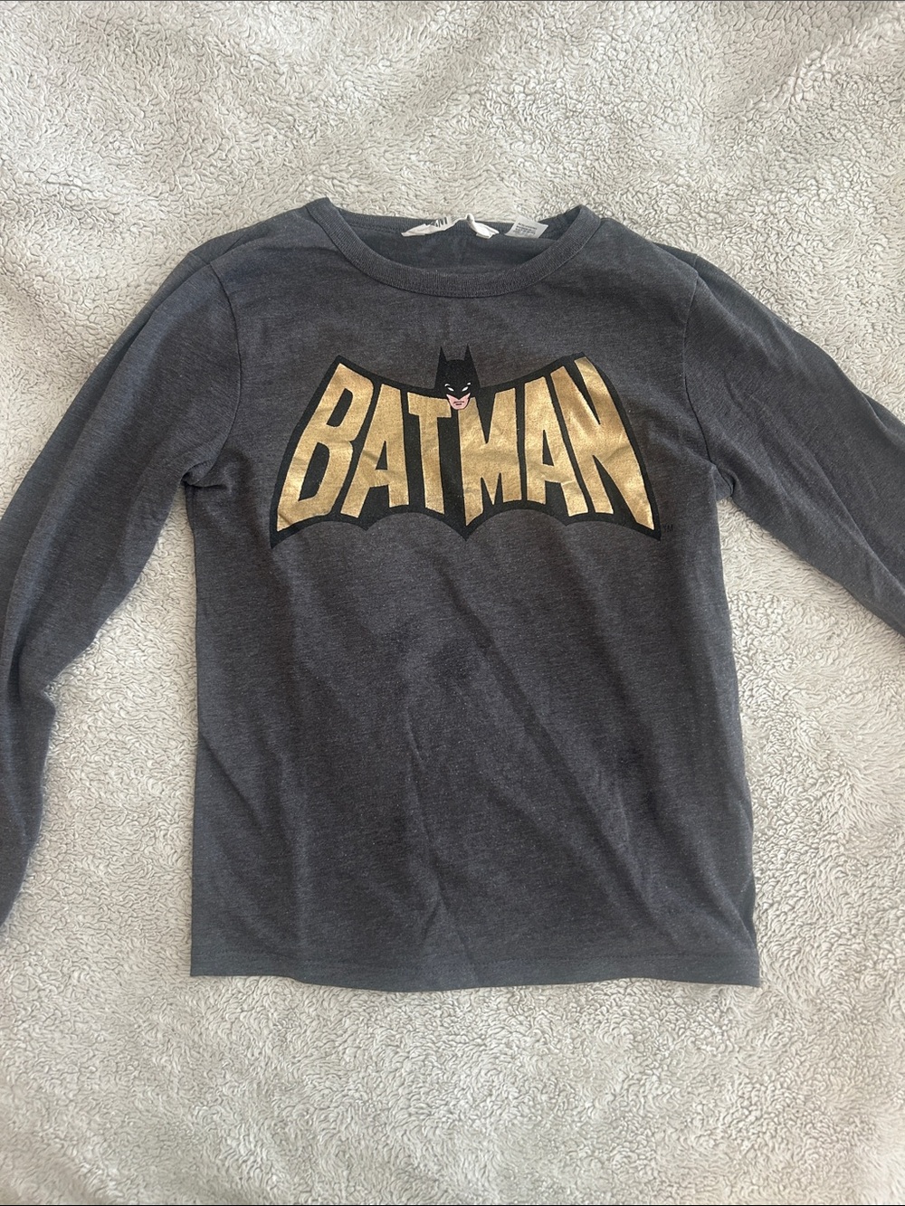 H&M - Batman Long-Sleeve Tee in Dark Gray with Gold Logo - Boys 6x-7